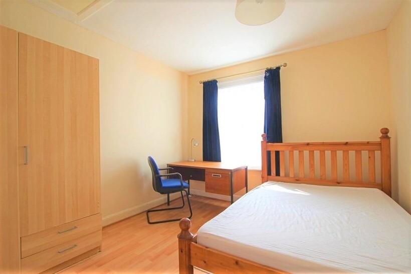 Available NOW - 1 Professional Rooms... 4 bed terraced house to rent - £429 pcm (£99 pw)