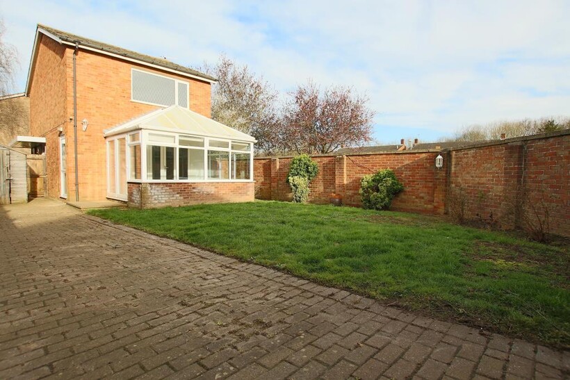 Meadow Walk, Peterborough PE7 2 bed semi-detached house to rent - £1,150 pcm (£265 pw)