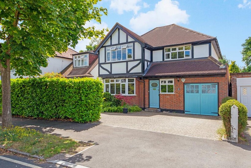 Garrick Close, Hersham... 4 bed detached house to rent - £4,650 pcm (£1,073 pw)