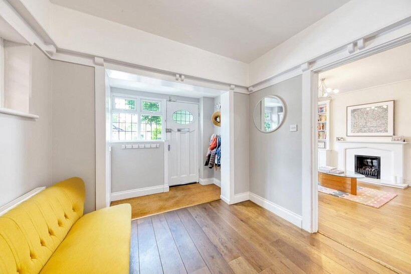 Garrick Close, Hersham... 4 bed detached house to rent - £4,650 pcm (£1,073 pw)
