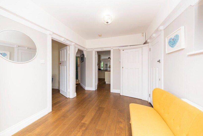 Garrick Close, Hersham... 4 bed detached house to rent - £4,650 pcm (£1,073 pw)