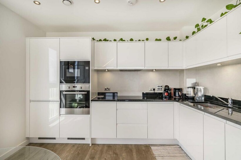 Lakeside Drive, London NW10 2 bed flat to rent - £2,297 pcm (£530 pw)