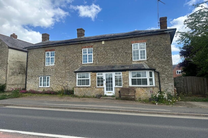 Watling Street, Potterspury... 4 bed character property to rent - £1,895 pcm (£437 pw)
