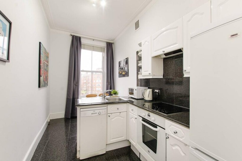 Earls Court Road, Kensington, London, W8 2 bed flat to rent - £8,667 pcm (£2,000 pw)