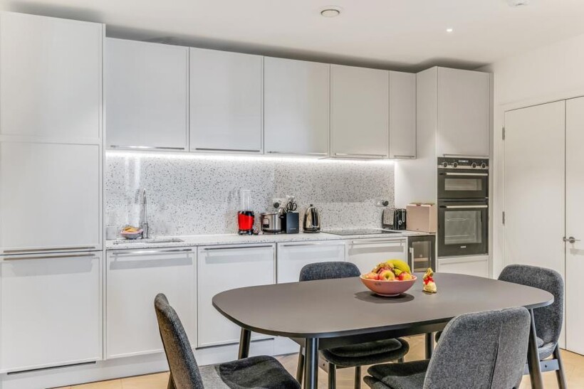Farnfield Close, Crouch End, N8 2 bed flat to rent - £3,198 pcm (£738 pw)