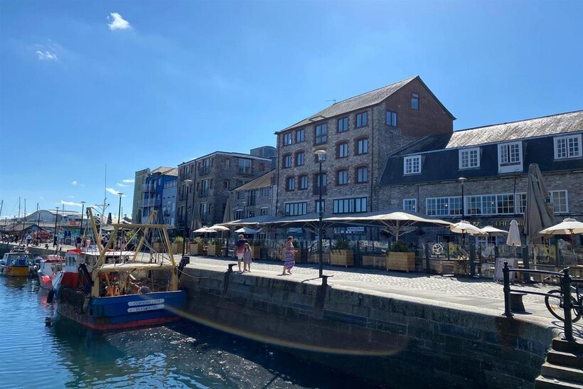 Quay Road, Plymouth PL1 2 bed apartment to rent - £1,095 pcm (£253 pw)