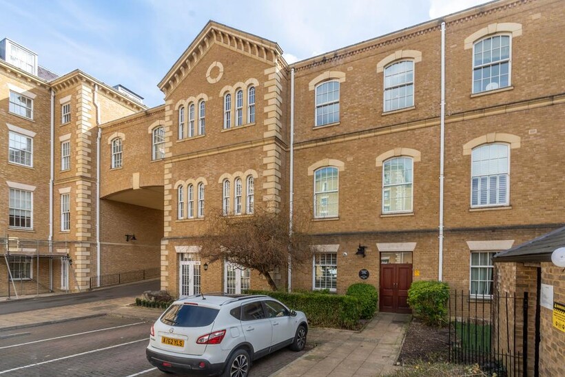 Royal Drive, London N11 2 bed apartment to rent - £2,448 pcm (£565 pw)