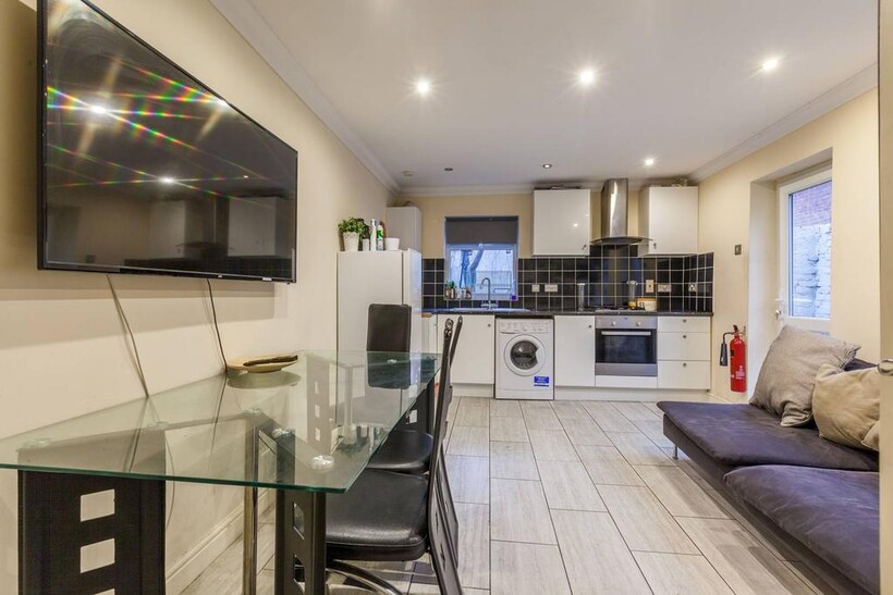 Valmar Road, Camberwell, London, SE5 2 bed flat to rent - £2,295 pcm (£530 pw)
