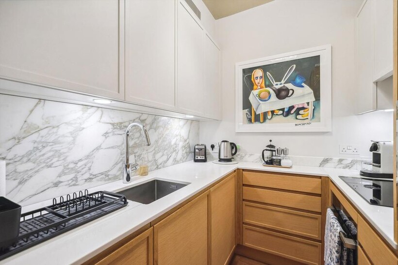 Cornwall Gardens, South Kensington... 2 bed flat to rent - £6,933 pcm (£1,600 pw)