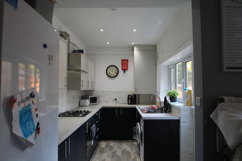 84 Burford Road - New Kitchen (2)