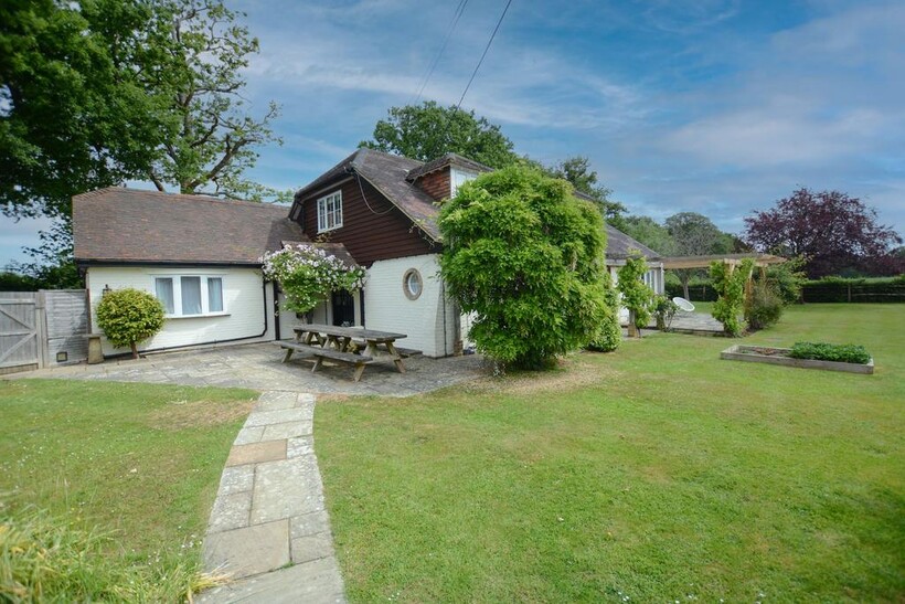 Rudgwick RH12 7 bed detached house to rent - £3,995 pcm (£922 pw)
