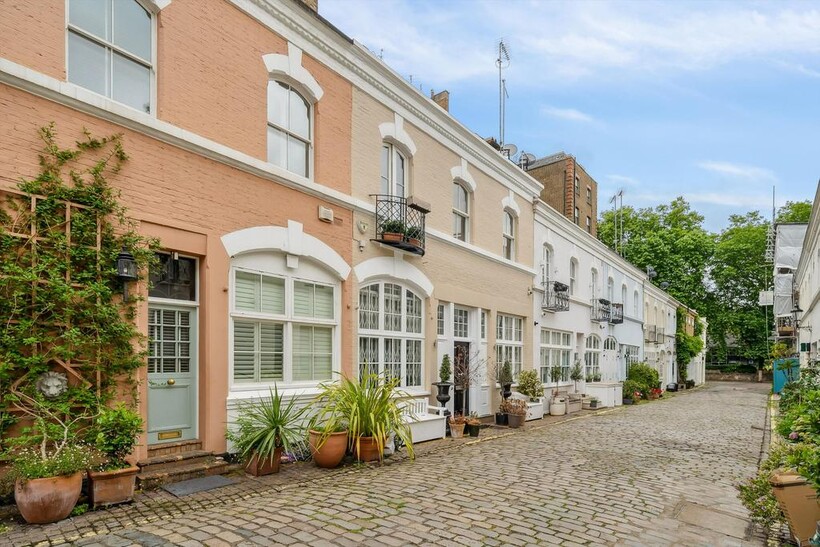 Ennismore Gardens Mews, London, SW7 3 bed terraced house to rent - £7,800 pcm (£1,800 pw)