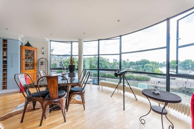 Point Wharf Lane, Brentford, TW8 2 bed flat to rent - £3,600 pcm (£831 pw)