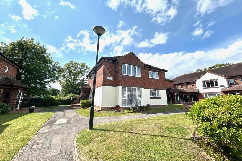Northwood Square 1 bed apartment to rent - £945 pcm (£218 pw)