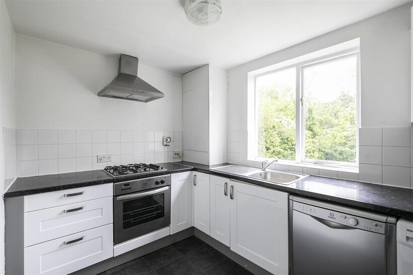 Lordship Park, London, N16 3 bed flat to rent - £2,395 pcm (£553 pw)