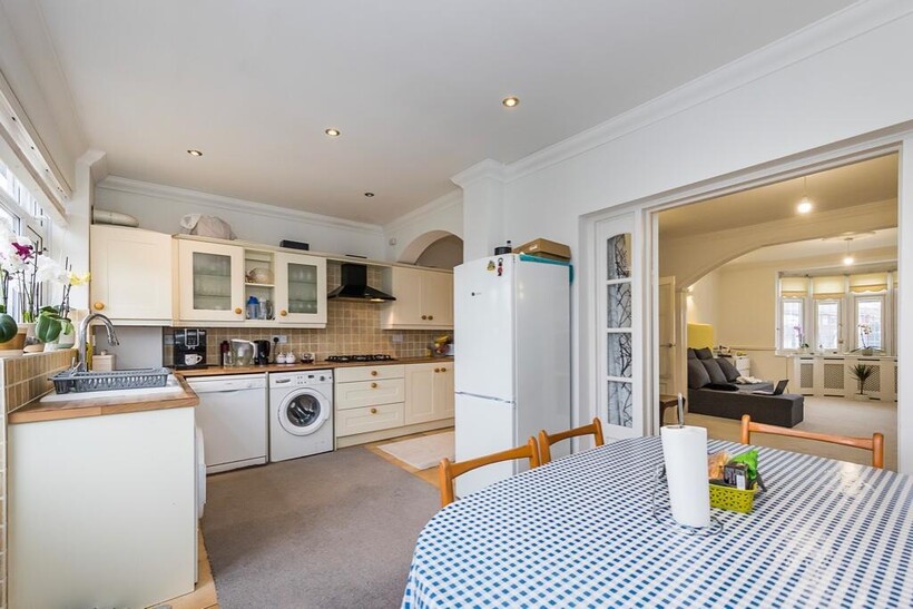 Forest Road, Ilford IG6 3 bed terraced house to rent - £2,395 pcm (£553 pw)