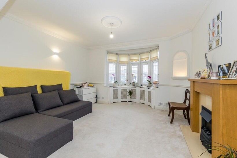 Forest Road, Ilford IG6 3 bed terraced house to rent - £2,395 pcm (£553 pw)