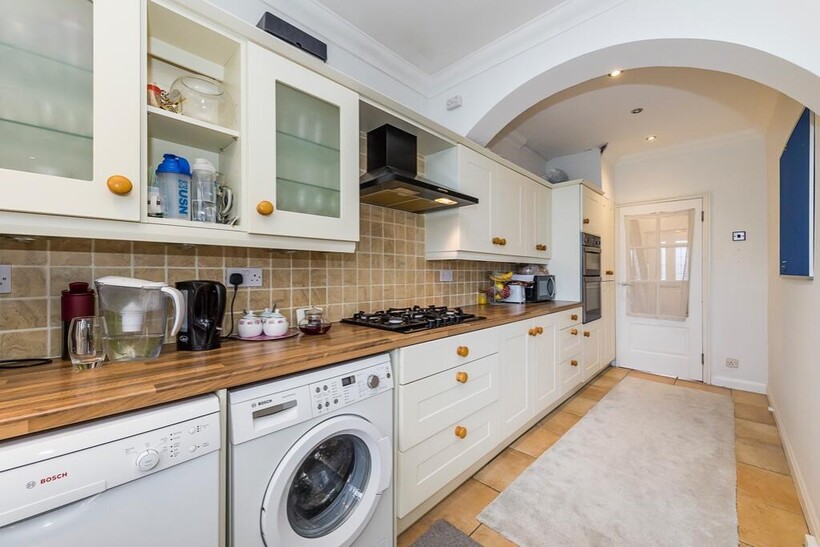 Forest Road, Ilford IG6 3 bed terraced house to rent - £2,395 pcm (£553 pw)