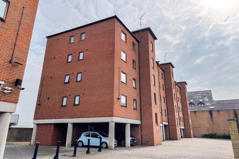 Russell Quay, West Street, Gravesend... 2 bed apartment to rent - £1,325 pcm (£306 pw)