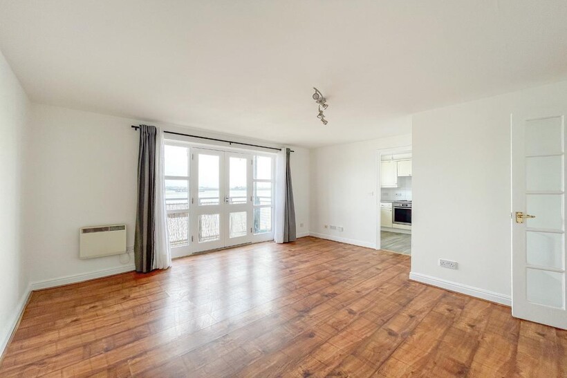 Russell Quay, West Street, Gravesend... 2 bed apartment to rent - £1,325 pcm (£306 pw)