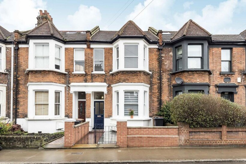Cassland Road, London E9 4 bed terraced house to rent - £4,749 pcm (£1,096 pw)