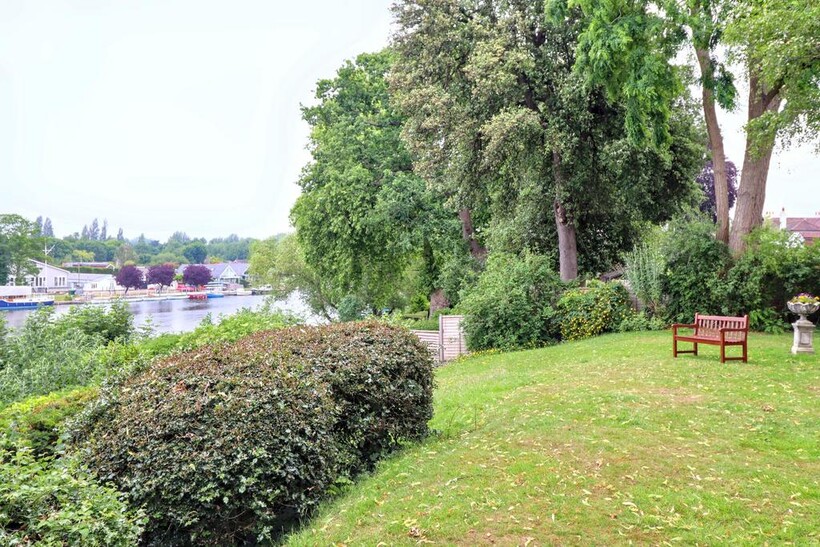Mount Felix, Walton-on-Thames KT12 2 bed ground floor flat to rent - £1,695 pcm (£391 pw)