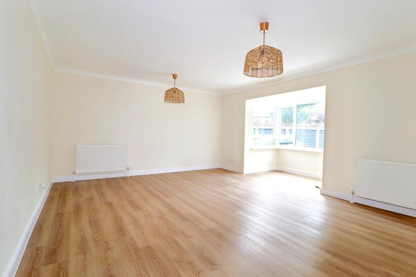 Mount Felix, Walton-on-Thames KT12 2 bed ground floor flat to rent - £1,695 pcm (£391 pw)