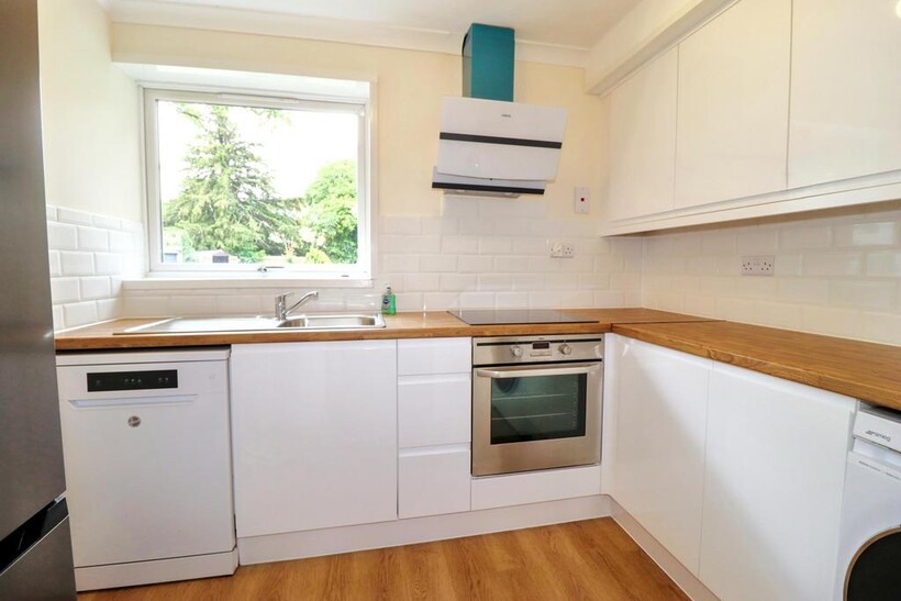 Mount Felix, Walton-on-Thames KT12 2 bed ground floor flat to rent - £1,695 pcm (£391 pw)