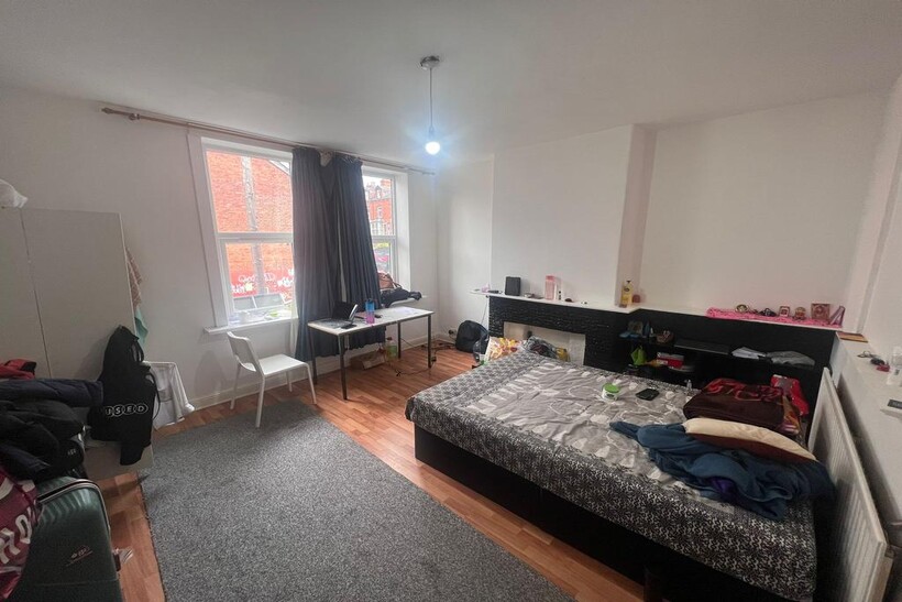 51a Brudenell Grove, Hyde Park, Leeds... 3 bed flat to rent - £1,235 pcm (£285 pw)