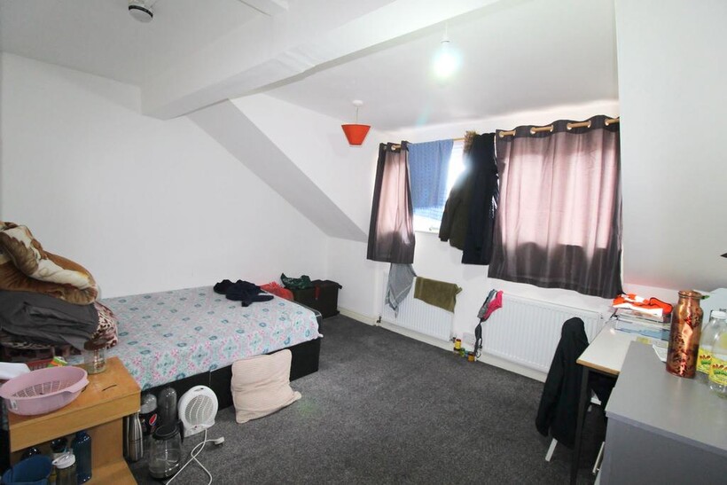 51a Brudenell Grove, Hyde Park, Leeds... 3 bed flat to rent - £1,235 pcm (£285 pw)