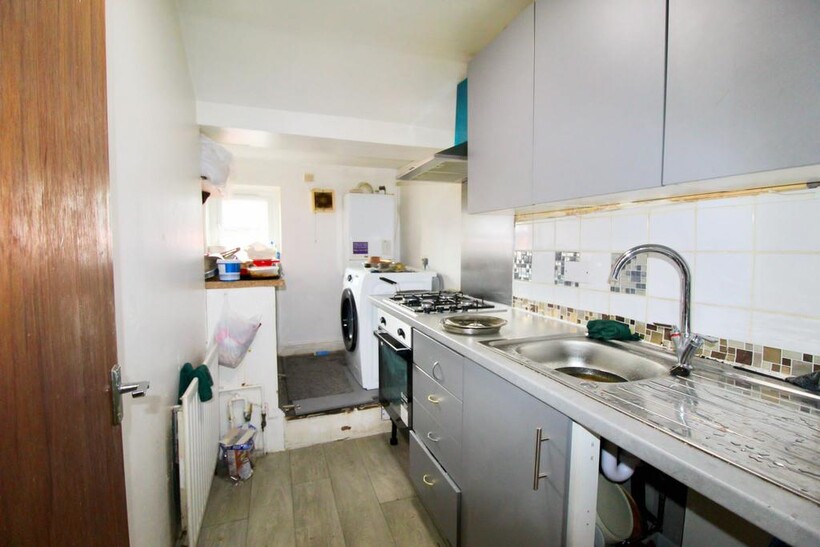 51a Brudenell Grove, Hyde Park, Leeds... 3 bed flat to rent - £1,235 pcm (£285 pw)