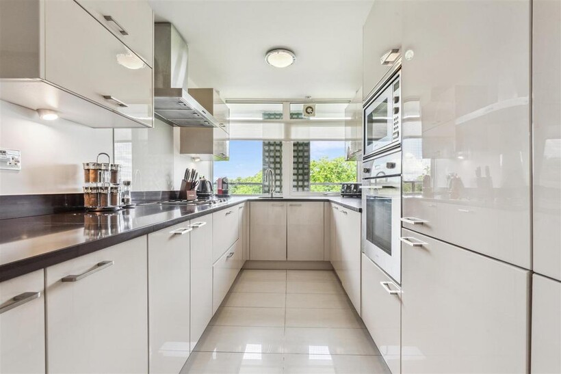 Hyde Park Gate, London, SW7 3 bed flat to rent - £9,000 pcm (£2,077 pw)