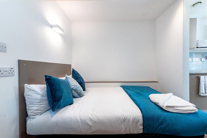 Large Suite Studio, Opto Village... 1 bed in a flat share to rent - £770 pcm (£178 pw)