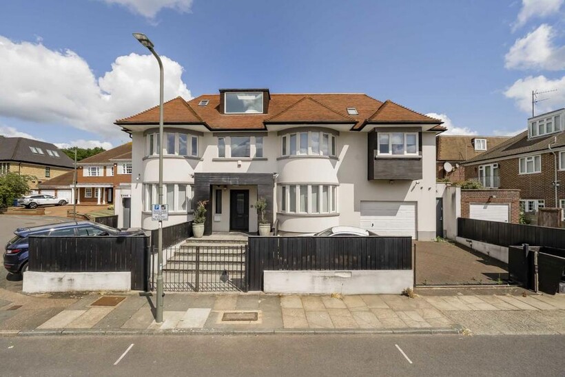 Fairholme Close, London N3 8 bed detached house to rent - £11,000 pcm (£2,538 pw)