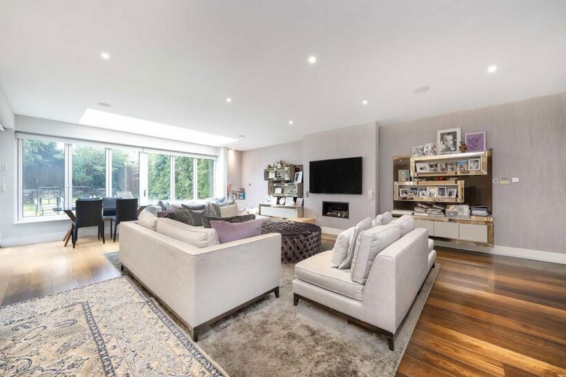Fairholme Close, London N3 8 bed detached house to rent - £11,000 pcm (£2,538 pw)