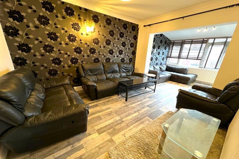 Crow Lane, Romford RM7 6 bed semi-detached house to rent - £3,700 pcm (£854 pw)