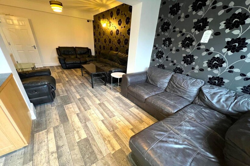 Crow Lane, Romford RM7 6 bed semi-detached house to rent - £3,700 pcm (£854 pw)