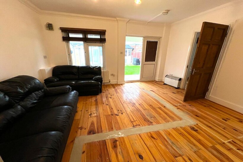 Crow Lane, Romford RM7 6 bed semi-detached house to rent - £3,700 pcm (£854 pw)
