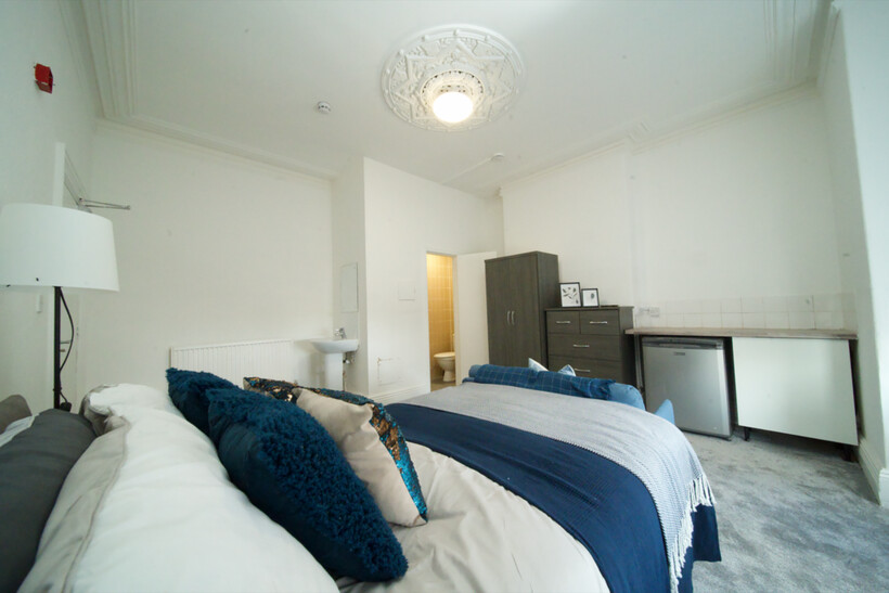 Room 7 1 bed in a house share to rent - £607 pcm (£140 pw)