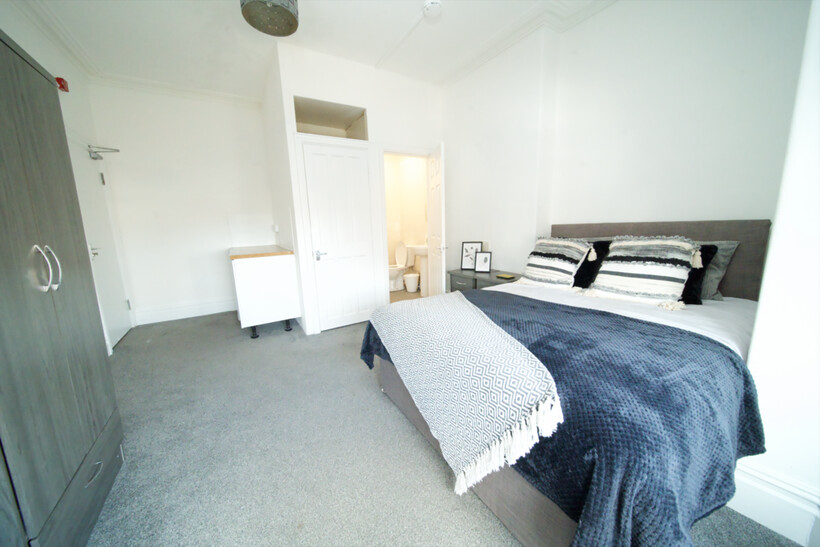 Room 7 1 bed in a house share to rent - £607 pcm (£140 pw)