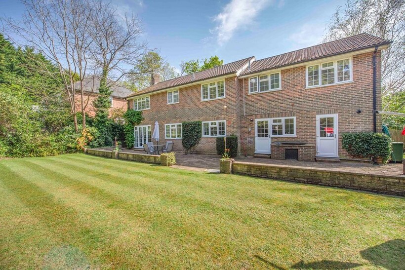 Ashcroft Park, Cobham, KT11 2DN 5 bed detached house to rent - £4,250 pcm (£981 pw)