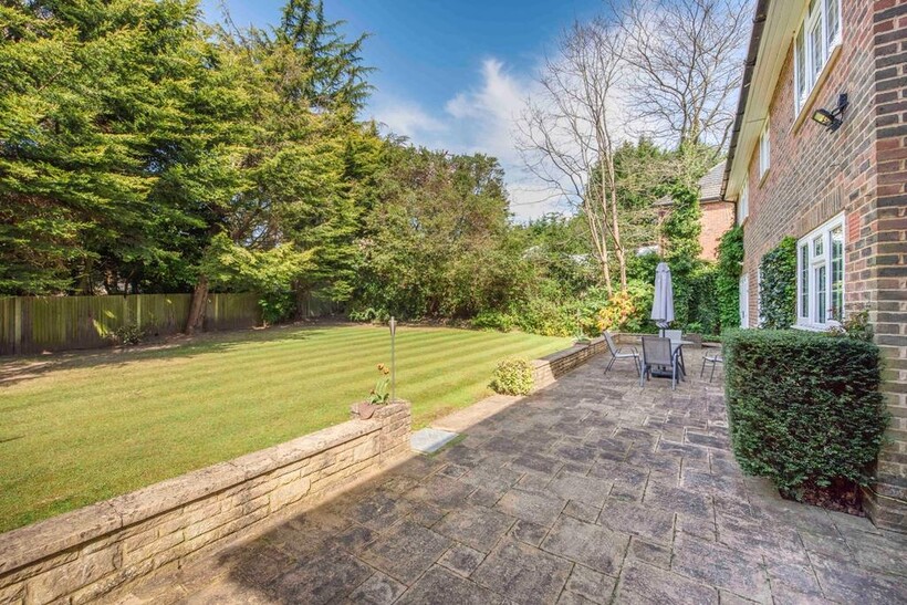 Ashcroft Park, Cobham, KT11 2DN 5 bed detached house to rent - £4,250 pcm (£981 pw)