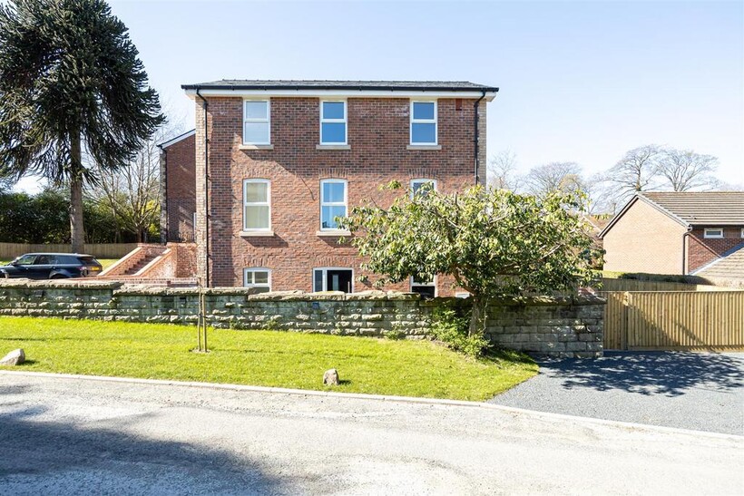 Silvan Court, Macclesfield 4 bed house to rent - £2,295 pcm (£530 pw)