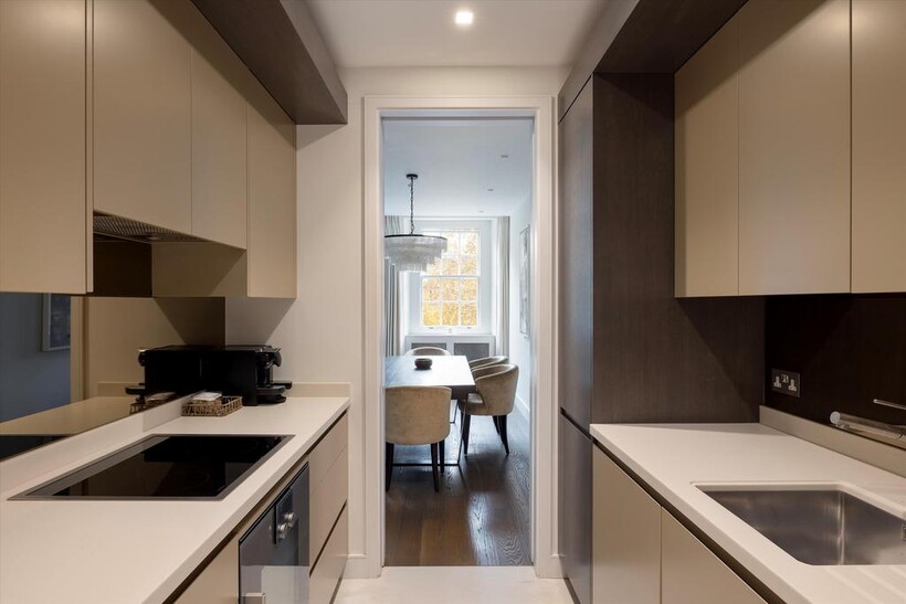 Cadogan Square, London, SW1X 3 bed flat to rent - £14,300 pcm (£3,300 pw)