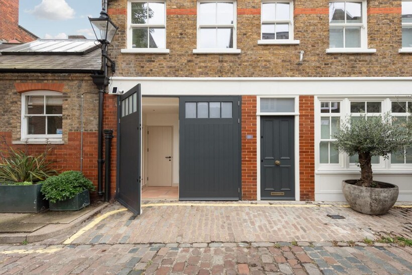 Devonshire Close, London, W1G 2 bed mews to rent - £9,750 pcm (£2,250 pw)