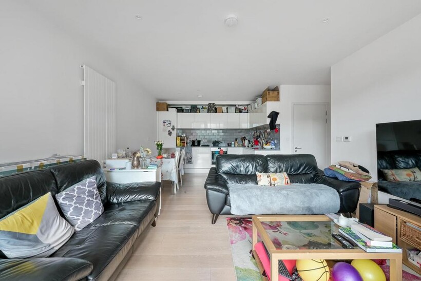 Summerston House, Royal Wharf... 2 bed apartment to rent - £2,548 pcm (£588 pw)