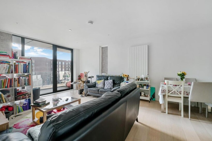 Summerston House, Royal Wharf... 2 bed apartment to rent - £2,548 pcm (£588 pw)
