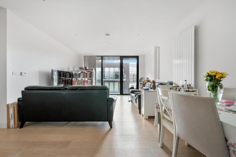 Summerston House, Royal Wharf... 2 bed apartment to rent - £2,548 pcm (£588 pw)