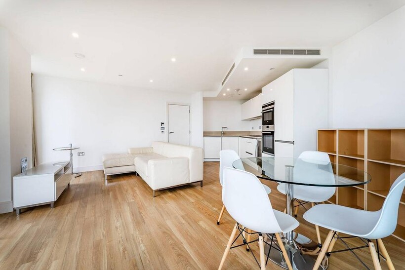 Maple Quays, Canada Water, London, SE16 2 bed flat to rent - £3,575 pcm (£825 pw)