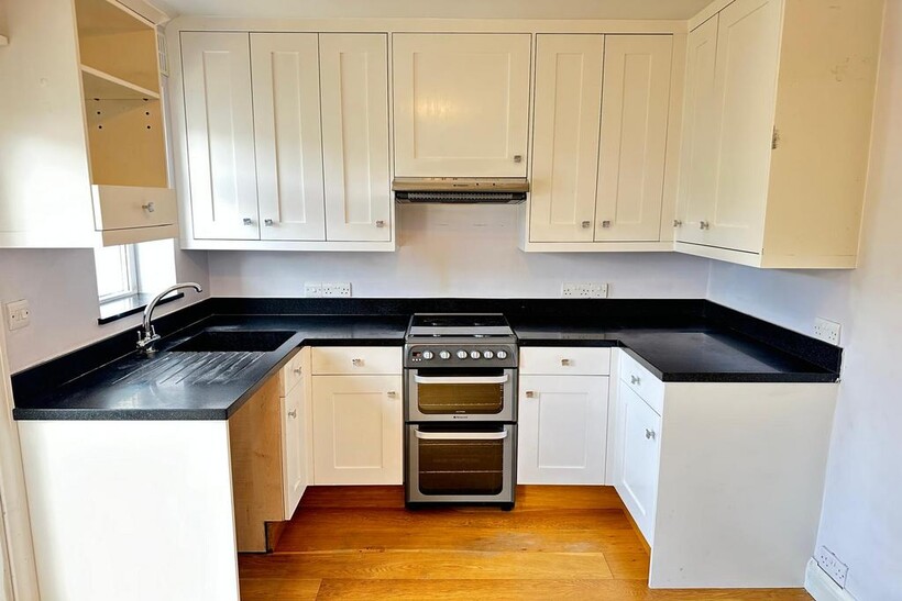 Regina Road, Southall UB2 4 bed flat to rent - £2,800 pcm (£646 pw)